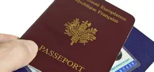🪪 Validité de la carte nationale d'identité La durée de validité d'une carte nationale d'identité dépend de l'âge du titulaire au moment de sa délivrance. 👤 Pour les personnes majeures Depuis le 1er janvier 2014, la durée de validité des cartes nationales d'identité délivrées à des personnes majeures est portée de 10 à 15 ans. Cette prolongation de 5 ans concerne les cartes délivrées à partir du 1er janvier 2004 aux personnes qui étaient majeures au moment de leur délivrance. 👧 Pour les personnes mineures La prolongation de 5 ans ne s'applique pas aux personnes qui étaient mineures au moment de l'établissement de leur carte. Dans ce cas, la carte nationale d'identité reste valable 10 ans à compter de sa date d'émission. ℹ️ À retenir : vérifiez la date d'émission de votre carte ainsi que votre âge au moment de sa délivrance avant d'effectuer une demande de renouvellement.